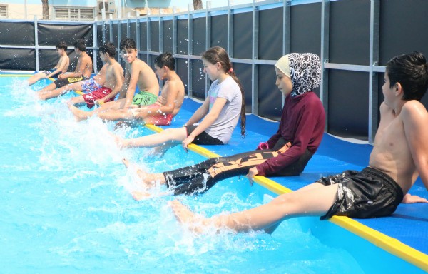 Akdeniz'de ocuklar yzyor